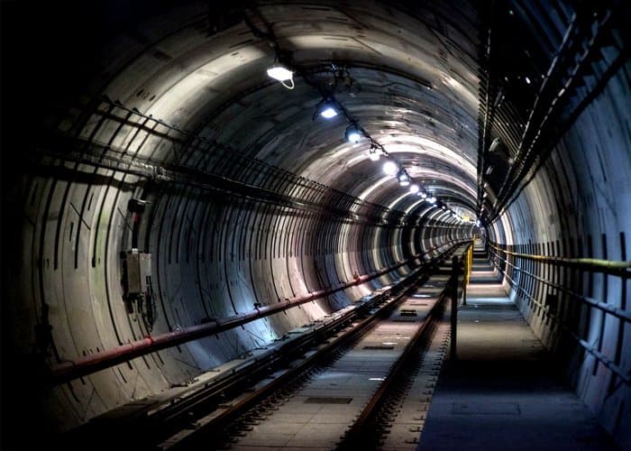 Zebra effect caused by separation of luminaires in subway tunnel